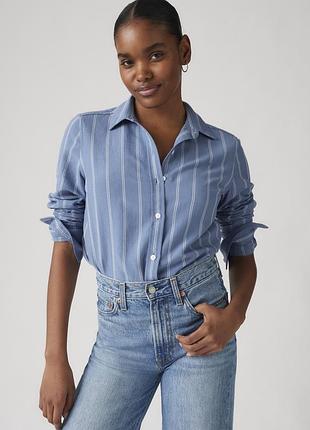 Жіноча сорочка levi’s the classic shirt 345740055 — синьо-біла смужка, з льоном та ecovero™, вишитий логотип. оригінал.