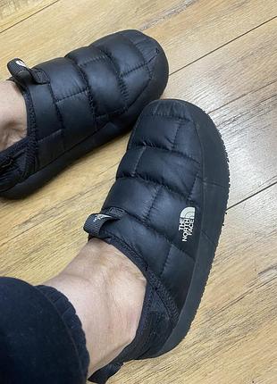 Утепленные слипоны/мули the north face thermoball traction mule v