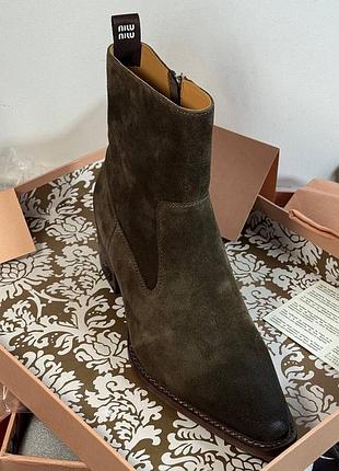 Казаки на маленькому каблуку miu miu замша коричневий