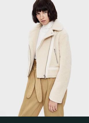 Куртка жіноча bershka байкерська зі штучного хутра, молочна