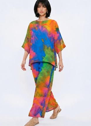 Красивый яркий костюм