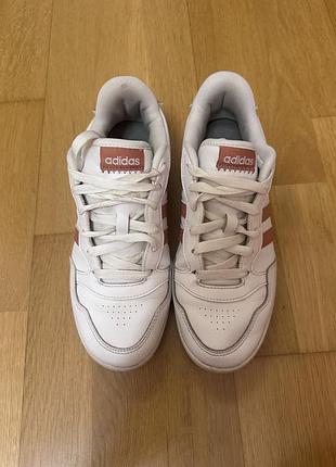 Кросівки жіночі adidas білі з рожевими смужками