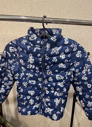 Куртка для дівчинки zara синя з квітковим принтом, розмір 122