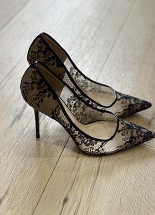 Туфлі жіночі jimmy choo чорні мереживні на шпильці, розмір 38.довжина устілки приблизно 24.5.дуже зручні та якісні! оригінальні ретро туфлі на підборі
