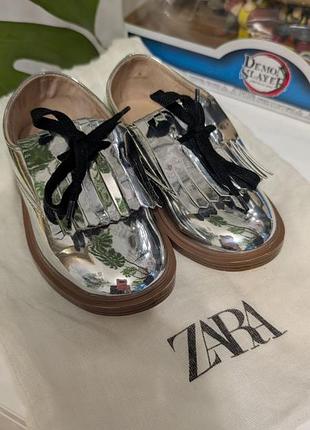Туфлі дитячі zara сріблясті з бахромою та чорними шнурками