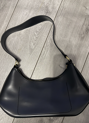 Черная сумка-багет на плечо с золотистой фурнитурой | shoulder bag