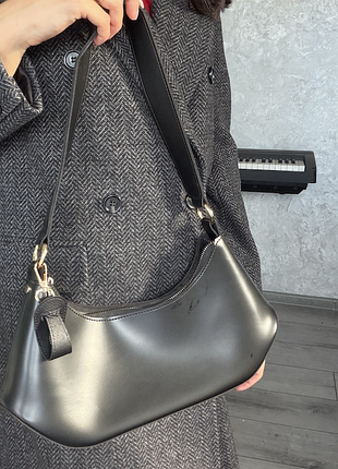 Черная сумка-багет на плечо с золотистой фурнитурой | shoulder bag