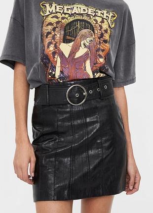 Мініспідниця жіноча bershka чорна з екошкіри з поясом