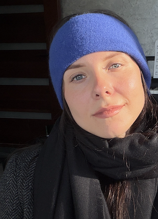 Это вязаная повязка на голову malisa с шерстью и ангорой в красивом насыщенном синем оттенке (royal blue).