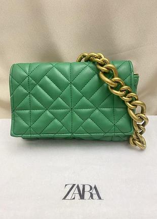 Стьобана зелена сумка через плече з масивним золотистим ланцюгом zara