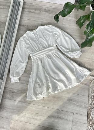 Коротка сукня білого кольору