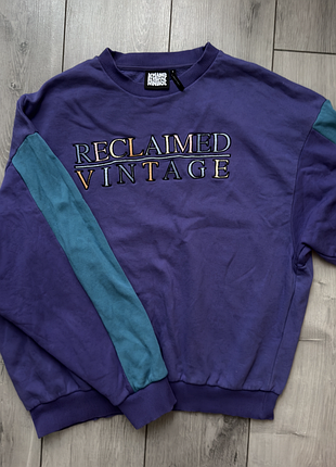 Reclaimed vintage свитшот в стиле ретро 90-х с контрастными бирюзовыми рукавами и вышитым логотипом.