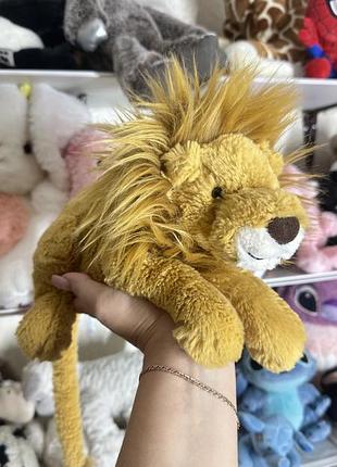 М'яка іграшка для хлопчика jellycat лев лежачий жовтий середній