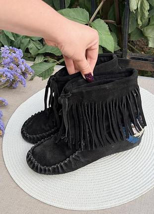 Замшевые низкие сапожки с бахромой бохо и вышивкой aldo 36/37