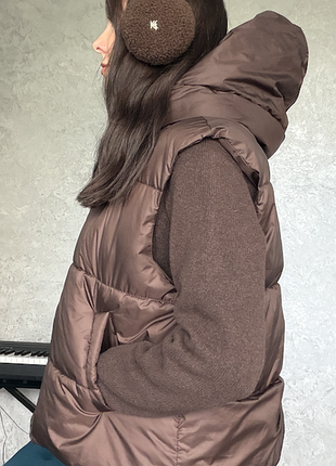 Коричневый дутый жилет с капюшоном wear me