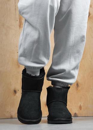 Ugg mini black zip lacquer 7