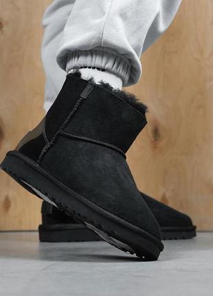 Ugg mini black zip lacquer