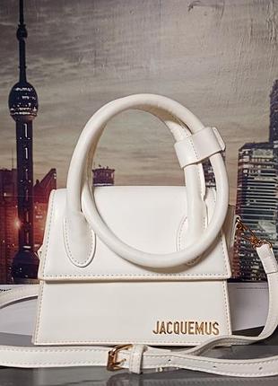 Стильна жіноча сумка крос-боді jacquemus le chiquito noeud у білому кольорі.