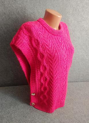 Вязаный  жилет объемной рельефной вязки с узорами из кос (cable-knit)  малинового цвета 48-50 размера