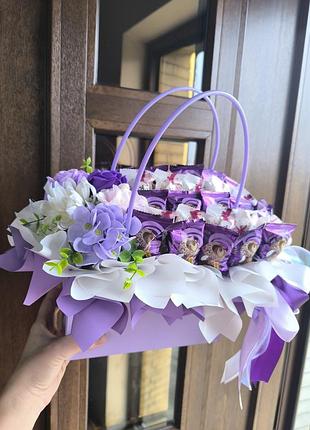 Подарочная корзина с мыльными цветами и конфетами