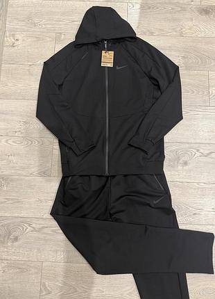 Продаю новий чоловічий спортивний костюм nike класичного чорного кольору. чудово підійде для тренувань, бігу, або повсякденного носіння.