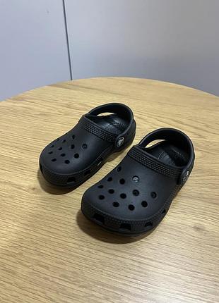 Босоніжки та сандалі для дітей crocs чорні, довжина устілки 13 см