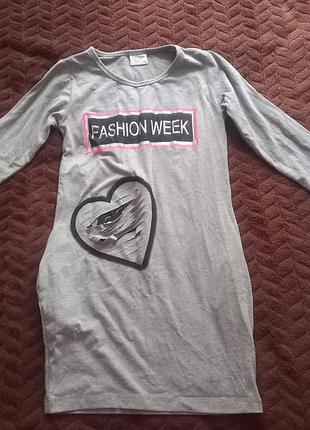 Сукня для дівчинки сіра з написом fashion week та серцем