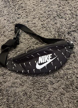 Бананка унісекс nike чорна з білим логотипом