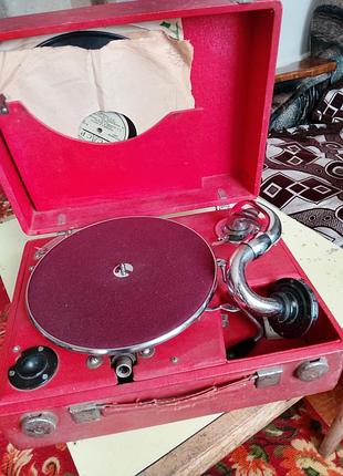 Портативний патифон від заводу " молот"  1951 року.