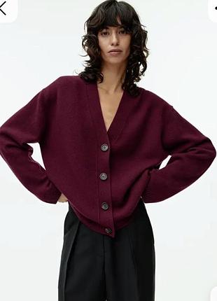 Женский кашемировый кардиган бренда arket (cashmere-wool cardigan) в глубоком бордовом оттенке (burgundy