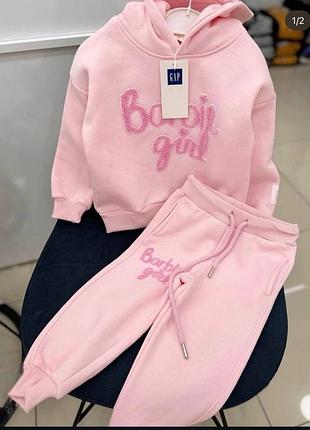 Спортивний костюм для дівчинки gap рожевий з написом barbie girl, розмір 110-122, утеплений