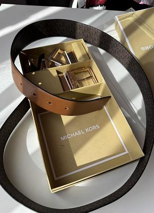 Ремінь жіночий michael kors оригінал двосторонній шкіряний з двома пряжками, колір світло коричневий та коричневий з логотипом, довжина 100 см