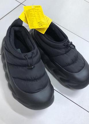 Crocs overpuff shorty — це утеплені зимові черевики-дутики, що поєднують фірмовий комфорт класичних сабо crocs із захистом від холоду.розмір:37-38