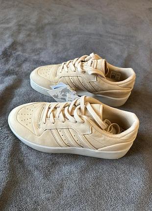 Кросівки adidas бежеві