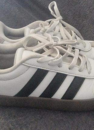 Кросівки дитячі adidas білі з чорними смужками, розмір 33.5