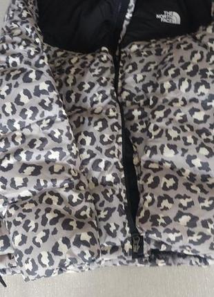 Зимняя куртка the north face saikuru в сером леопардовом исполнении (grey leopard print) с черной верхней панелью и воротником-стойкой