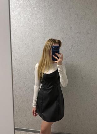 Коротка жіноча сукня stradivarius зі штучної шкіри, чорна