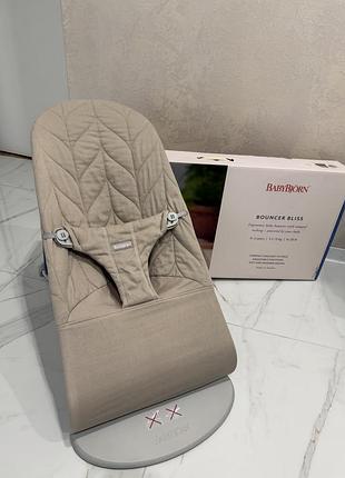 Заколисуючий центр та шезлонг babybjörn bliss