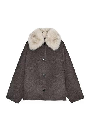 Продам пальто з вовни zara woman collection з коміром зі штучного хутра.