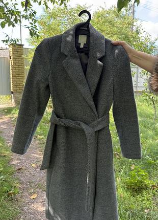 Жіноче пальто h&m сіре з принтом ялинка