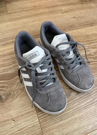 Кросівки для підлітків adidas сірі, розмір 34, замша