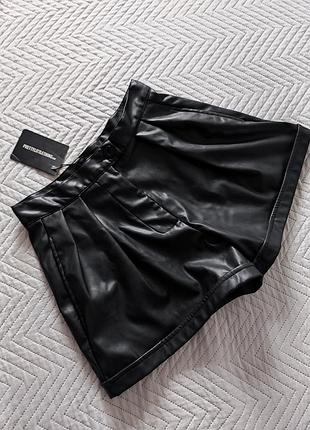 Фирменные кожаные шорты prettylittlething р.s/m