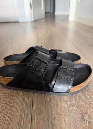 Шкіряні чорні шльопанці birkenstock arizona