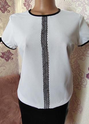 Нарядная блуза с гипюровым принтом  в виде вышивки, р-р 42.