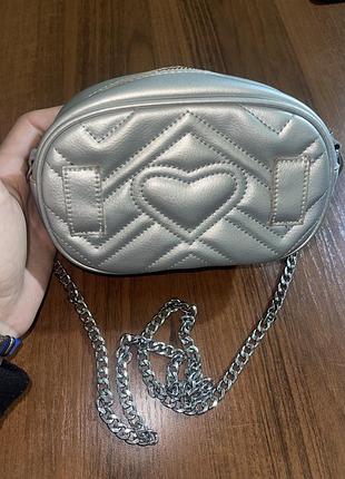 Стильна срібляста сумка-бананка від українського бренду шоу leather
