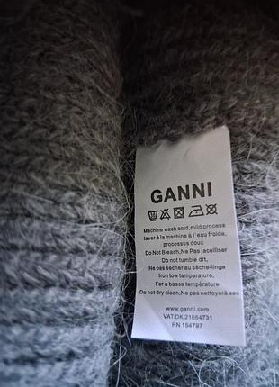 Женская вязаная шапка-бини от известного датского бренда ganni с фирменной нашивкой-логотипом. 2