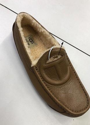 Лімітована колаборація ugg x telfar logo loafer у каштановому (chestnut) кольорі. розмір 42