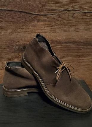 Мужские замшевые ботинки чокка (chukka boots) в темно-коричневом цвете доступны в официальных коллекциях next.