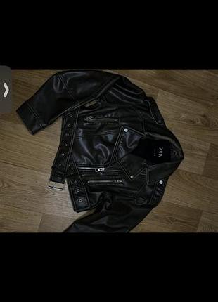 Жіноча вкорочена куртка-косуха zara чорна зі штучної шкіри