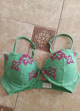 Бюстгальтер с яркой вышивкой и гладкой текстурой. la senza